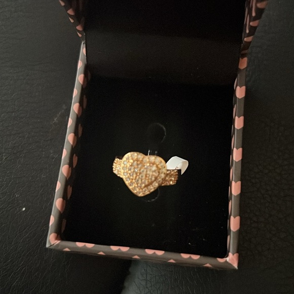 Size 6 Gold plated heart ring with CZ gems - Picture 5 of 5